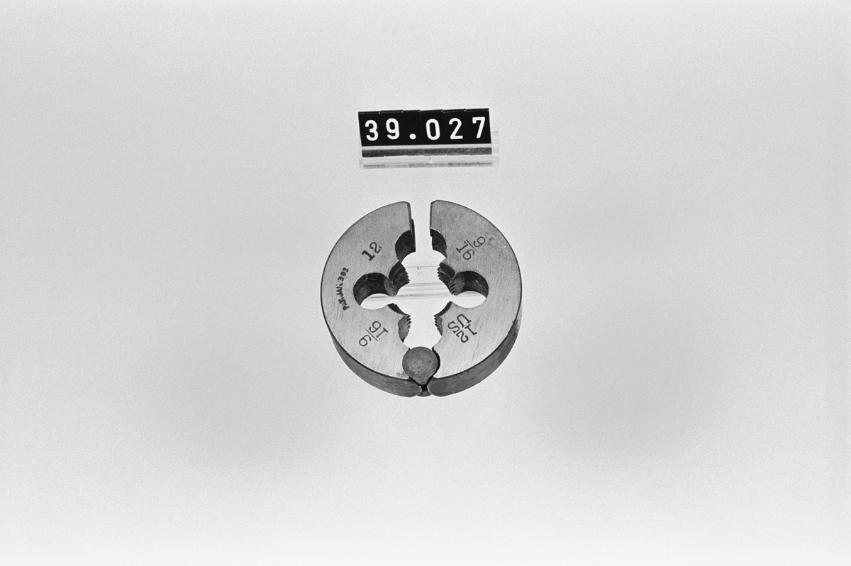 Gängback (gängsnitt), ställbart, med gångjärn. Tjocklek: 14 mm. Märkning: Hjorth, Lathe & Tool Co, Boston, Mass., Pat. jan 1903. 9/16, 12 US.