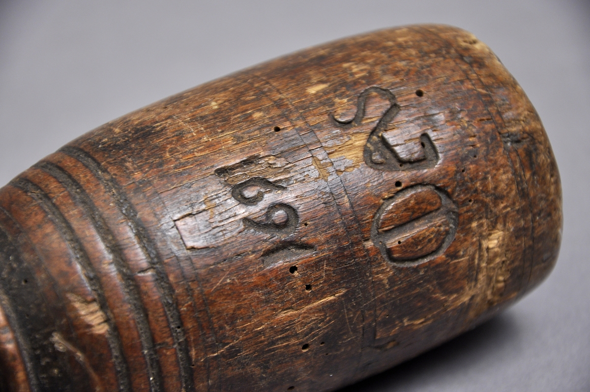 Besman av trä Inristat med 1691 och signatur OAS med motvikt av järn i träklumpen Kroken saknas ej krönt