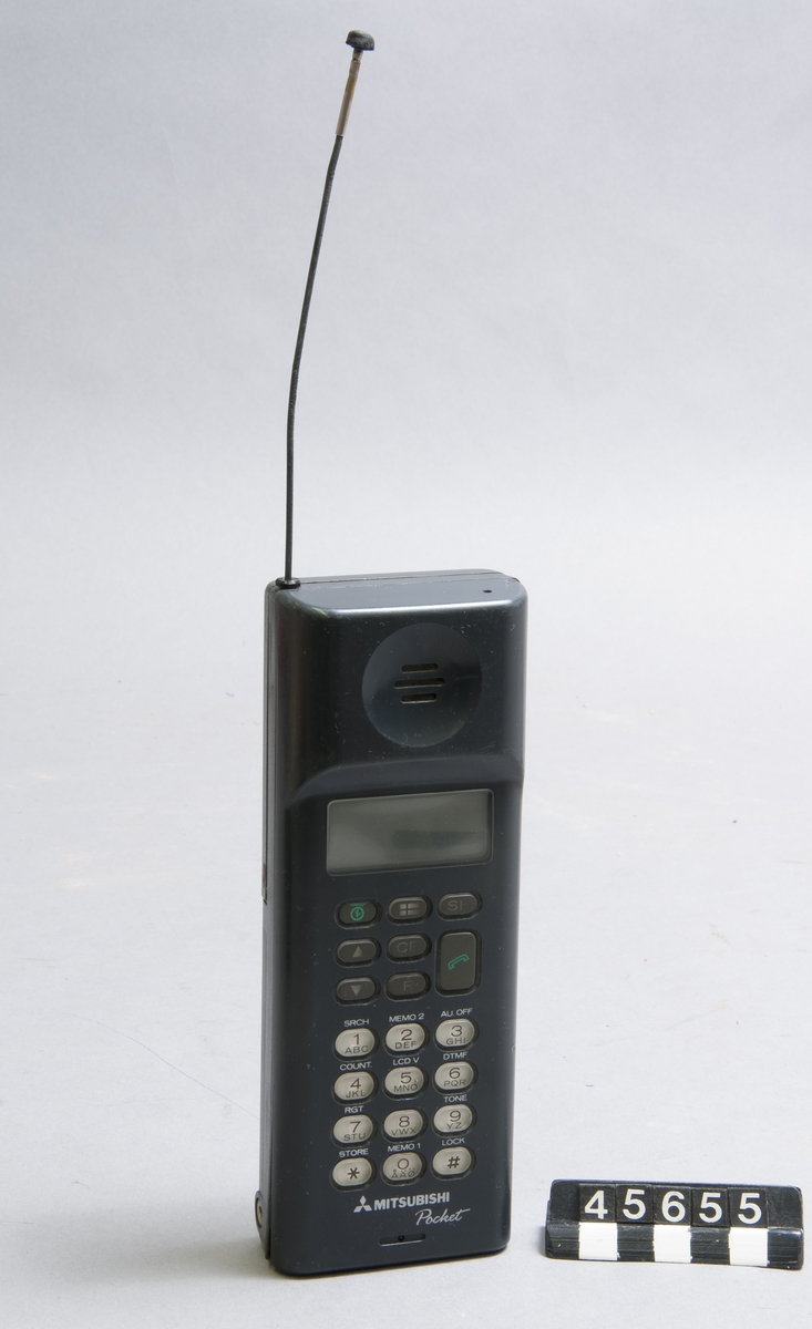 Handhållen mobiltelefon för NMT 900 Mitsubishi Pocket Laddare/bordsställ Desk-top charger FZ-754A nr 04129 14,5 V laddtid 10 timmar Nätaggregat märkt Gadelilus NMT 900 220V/50Hz ut 13V=
Tillbehör: Laddare med nätaggregat.