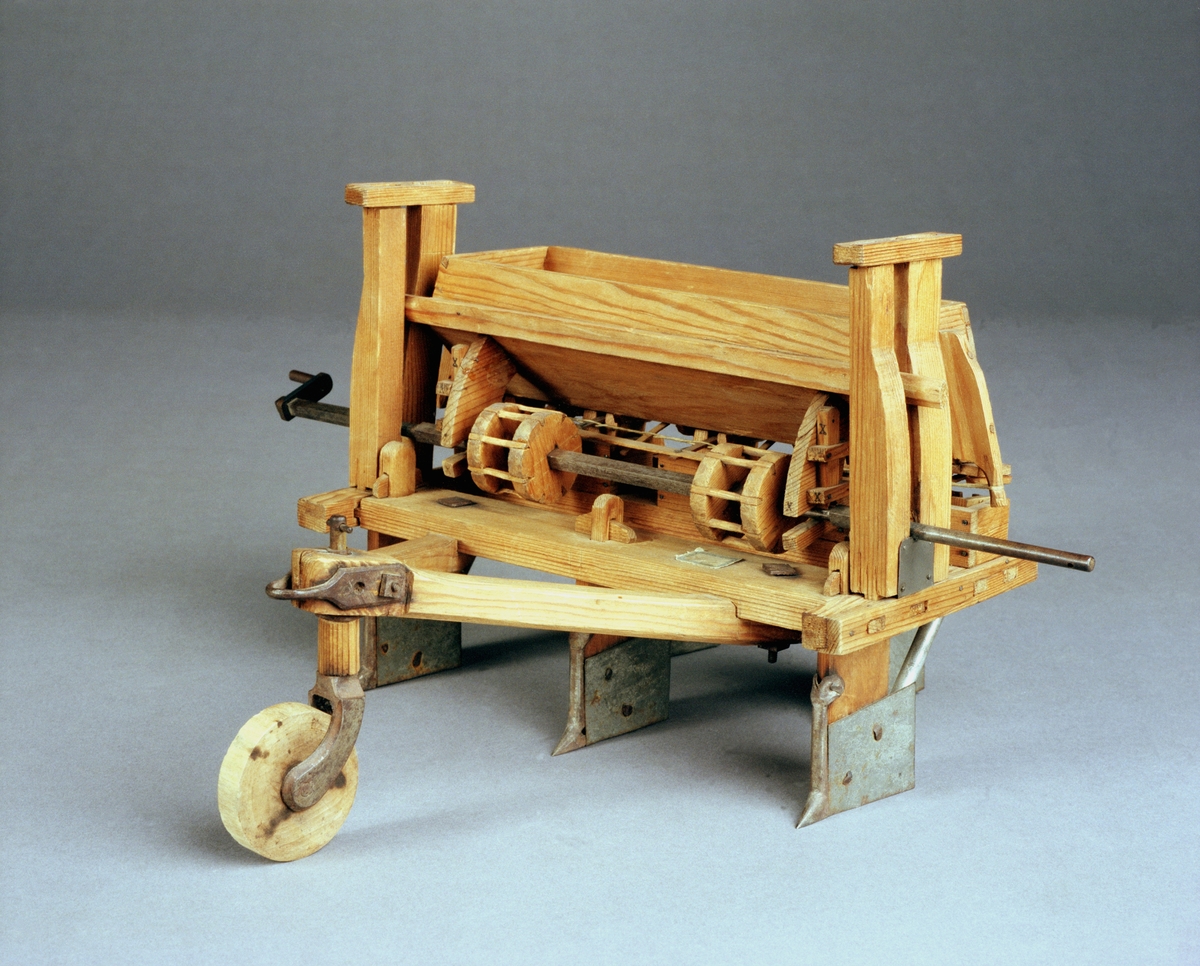 Modell av trä till såningsmaskin.