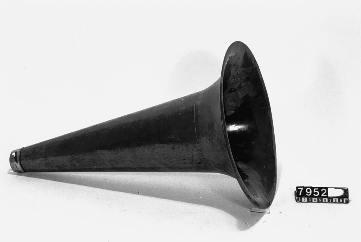 Ljudtratt av mässing för mindre Edison fonograf. Största diameter: 330 mm.