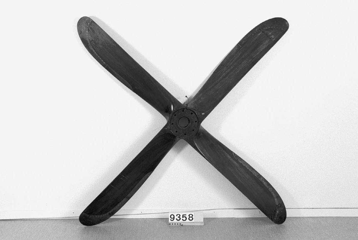 Fyrbladig propeller, för flygbåt, "Savoia". Med en 250 hk Isotta-Fraschini-motor. Märkt: "S. 2445  D.2230  N.172 250 H.K.R ISOTTA   T.D.S. 28/3 22."