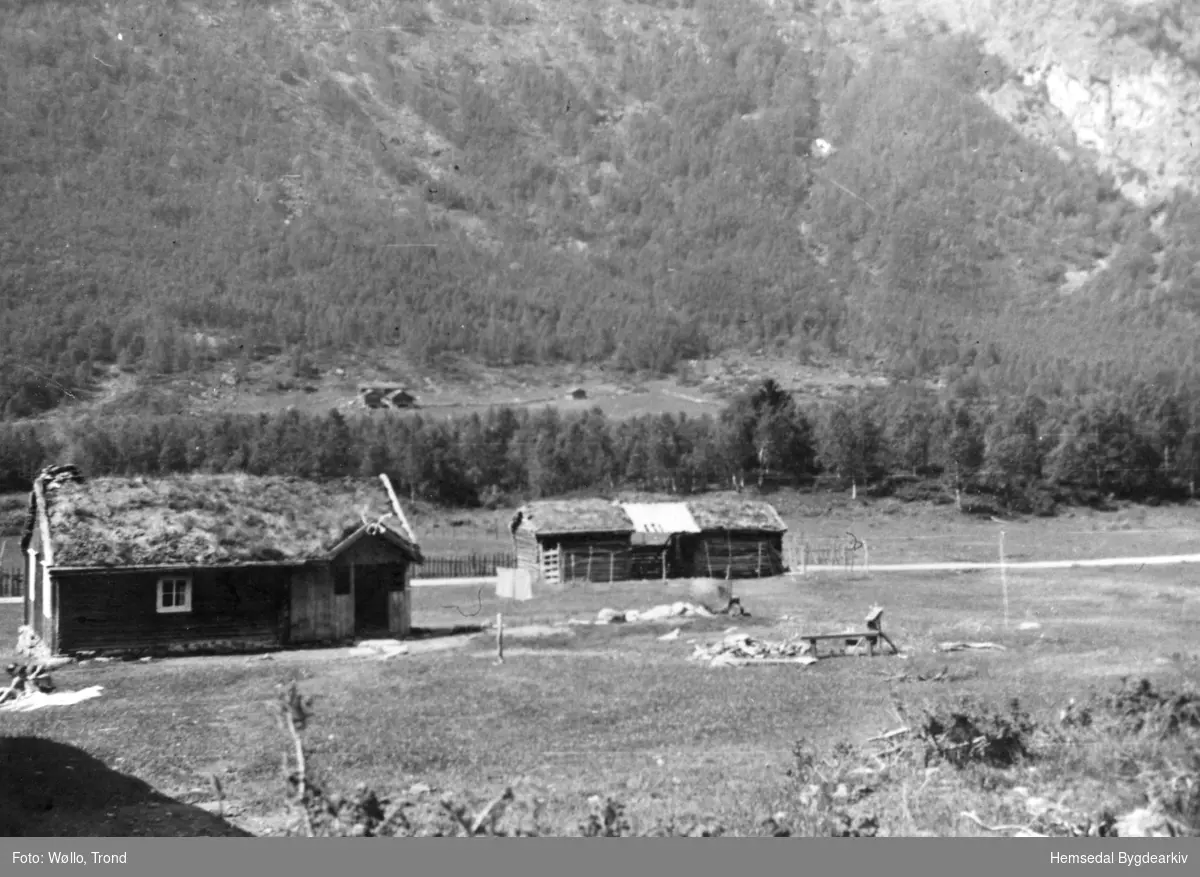 Heimstølen til Søre Vøllo,85.1, i Hemsedal, ca. 1935.
På vestsida av dalen ligg stølslaget Slette, og stølen til Nedre Tuv, 81.2.