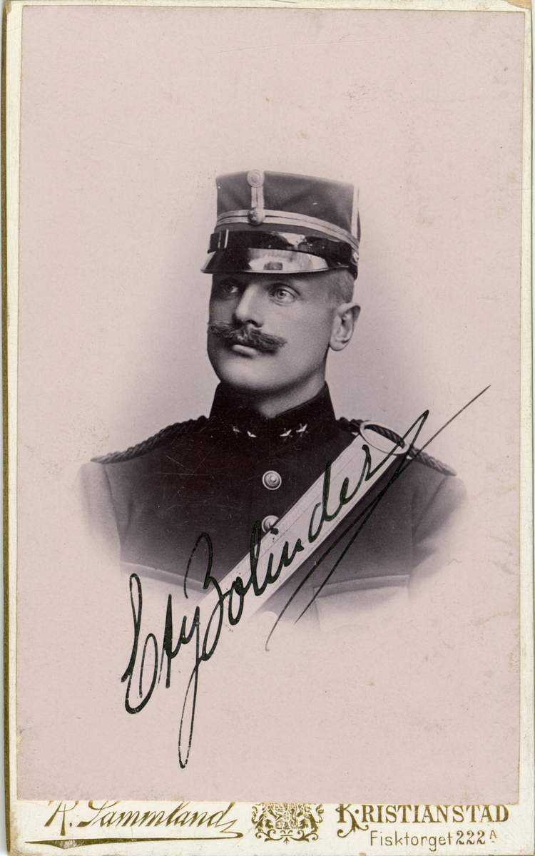 Porträtt av Karl Johan Axel Bolinder, officer vid Wendes artilleriregemente A 3.
Se även bild AMA.0006924 och AMA.0006968.
