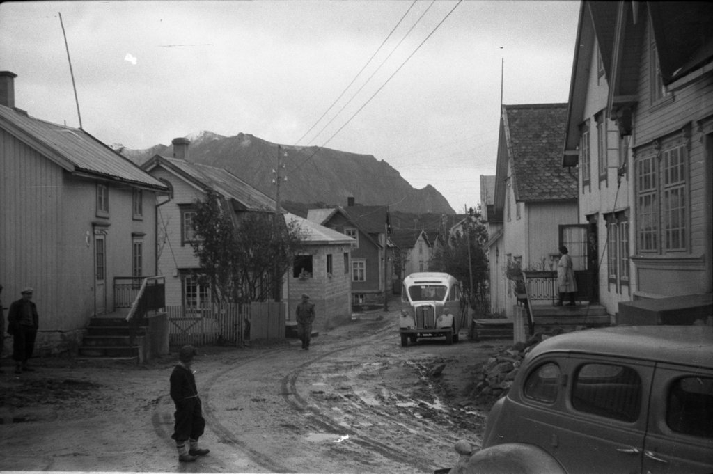 Bleik, Andøy kommune. Studebaker årsmodell 1936-37 og Opel Blitz buss.