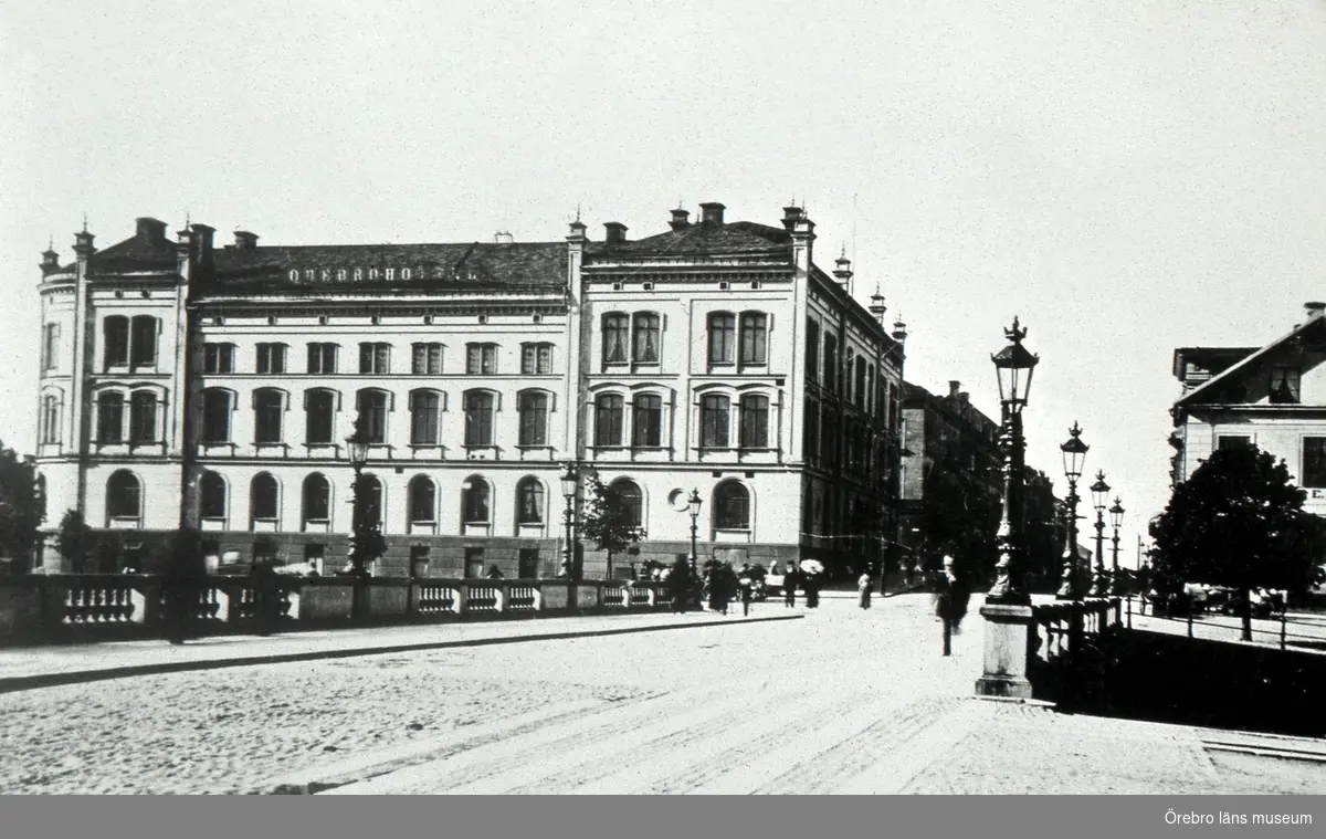 Drottninggatan mot söder från Storbron. Till vänster på bilden Stora hotellet, som vid fotograferingstillfället hette Örebro Hotell.
Bilden är troligen tagen ca 1884-1890. Storbron stod klar 1884.