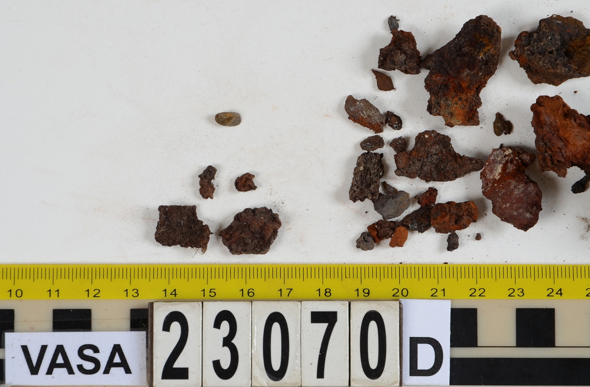 Utanför skeppet, långt akterut på babord sida, hittades mänskliga kvarlevor från "skelett Y". Inuti och i närheten av ett par skor hittades fotben från individ Y (fnr 23069 och 23070). Inuti skorna hittades även fragment från olika textilier som ursprungligen varit ett par strumpor. Idag sitter ett stickat fragment av ull fast i vänsterskon (23070) med avigsidan uppåt. I fyndet finns även en mängd lösa stickade fragment som idag är mycket korroderade och vissa helt mineraliserade av järn vilket har gjort textilen stenhård och därmed oerhört skör (23070a-c). Utifrån minskningar som några små fragment har så har det varit möjligt att rekonstruera strumpans tå. Genom att pussla ihop fragmenten som ursprungligen har suttit ihop har det på så vis gått att avgöra hur strumpans tå har varit konstruerad. Då textilen är så fragmentarisk är det inte möjligt att avgöra hur resten av strumpan har sett ut eller varit konstruerad. Däremot så finns det fragment av ett kypertvävt tyg av ull som på vissa ställen ligger dubbelt med det stickade 23070c). Ett av dessa fragment har stelnat i formen så som den suttit på fotens främre del inuti skon. Detta fragment täcker delvis det stickade tyget och har dessutom spår av kaststygn längs en kant. Så som det vävda tyget är placerat på det stickade tyget pekar på att man använt det som lagningslappar till sina stickade strumpor. 
I fyndet finns det även korroderade järnklumpar, ett tuskaftsvävt tyg av ull och rester av ett grovt bastfibergarn och två mindre läderfragment (23070d-f). Det är möjligt att även dessa har tillhört strumpan och/eller skon.

För mer detaljerad information från textildokumentationen (år 2022) se länkade filer.


Skodokumentation 2022:
Ovanläder. Tillverkad i getskinn av god kvalitet. Hör ihop med fyndnummer 23069 (Yngves skor). Tillverkades på en rak läst och bars på vänster fot. Inga dekorationer Det finns stygnhål som visar att det funnits invändiga förstärkningar (men förstärkningslappen saknas). Det finns delaminering men inga lagningar.
För mer information, se Länkade filer: Uppritning

Text in english:
This is the upper of a shoe of more “extreme fashion”, made of goatskin leather of good quality, probably made on a straight last and worn of the left foot, with no decorative features. The upper couples with 23069, together composing Yngve’s shoes. There are internal reinforcements missing from the upper and delamination, there are no repairs.
For more information, go to Länkade filer: Uppritning
