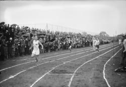 Åpning av Gjøvik Stadion 1928. 400 m. finale. Ikke skannet.