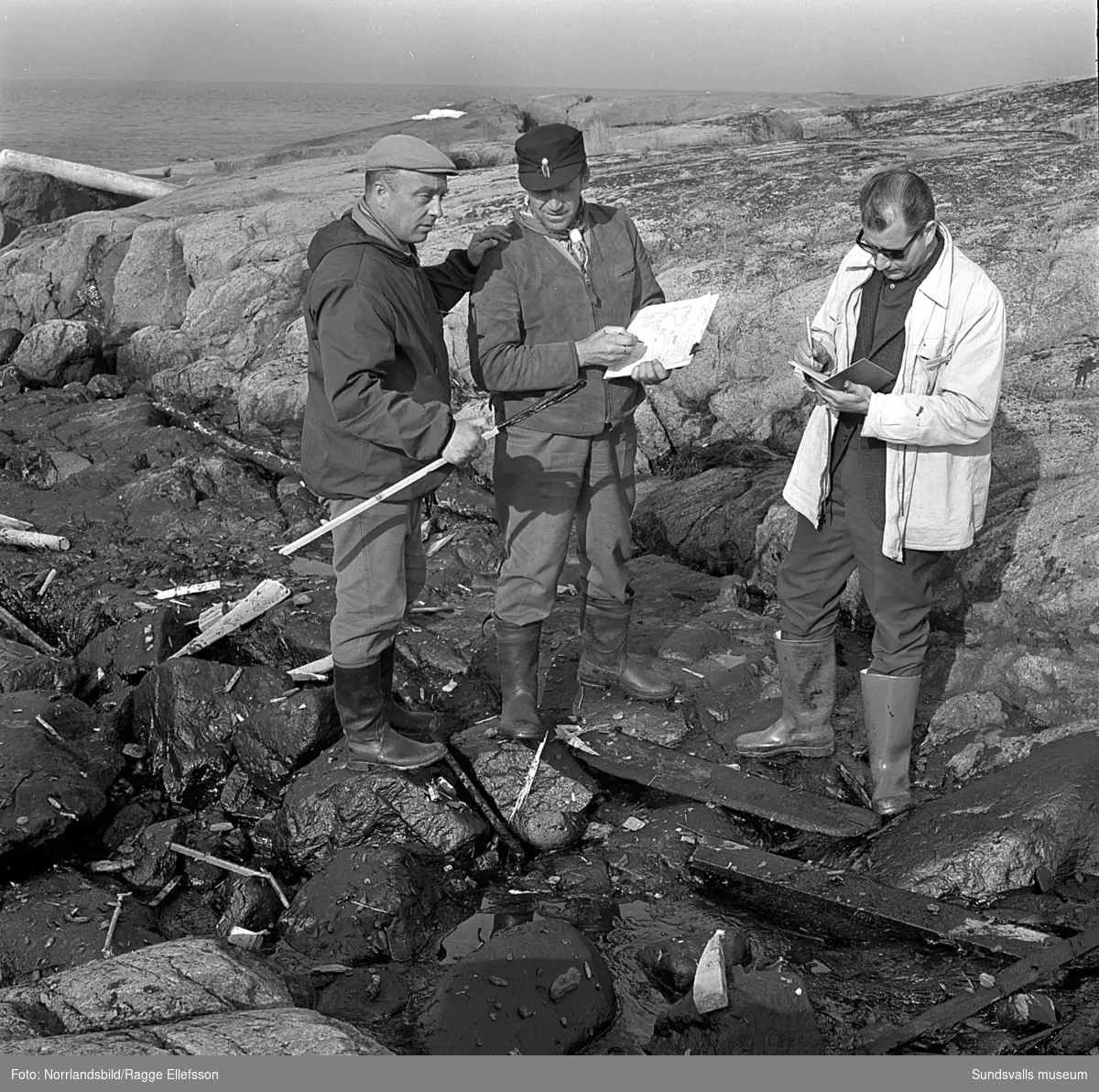 Kartläggning av oljeskadorna vid Medelpadskusten efter den norska oljetankern Gogstad som strandade och bröts sönder vid Bremö kalv den 1 december 1964.