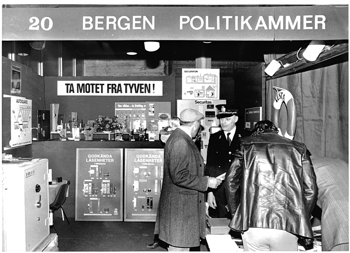Utstilling av sikkerhetsutstyr/låser/alarmer fra Bergen Politikammer.