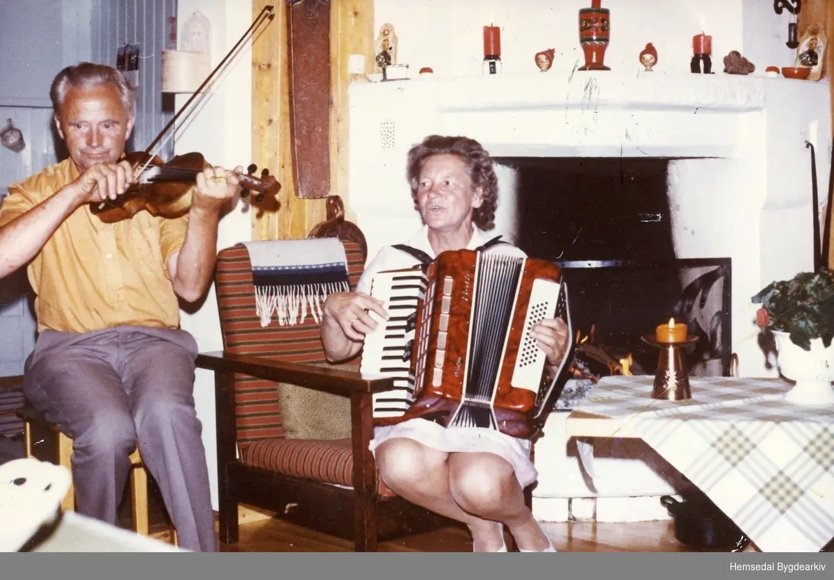 Ola Jordheim, fødd 1917, og Birgit Jordheim, fødd Torset 1925.
Svært godt kjende i det kristne musikklivet i Hemsedal. Dei spreidde mykje glede i forsamlingshus kring i bygda.