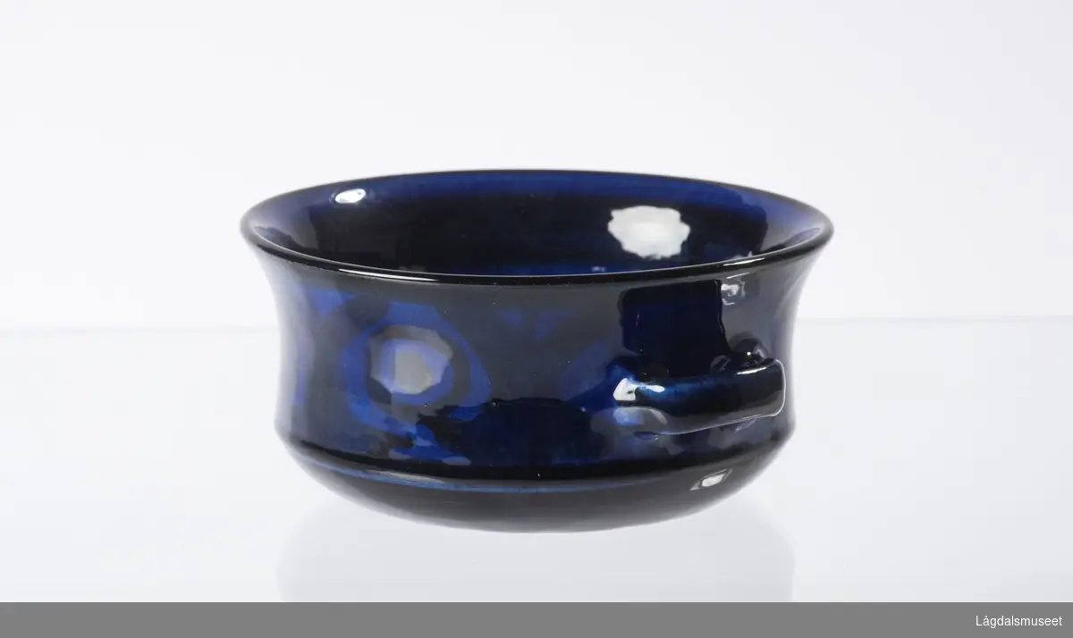 Gjentagende ornament rundt kanten av suppeskålen. Fargen er blå, med mørkere dekor.