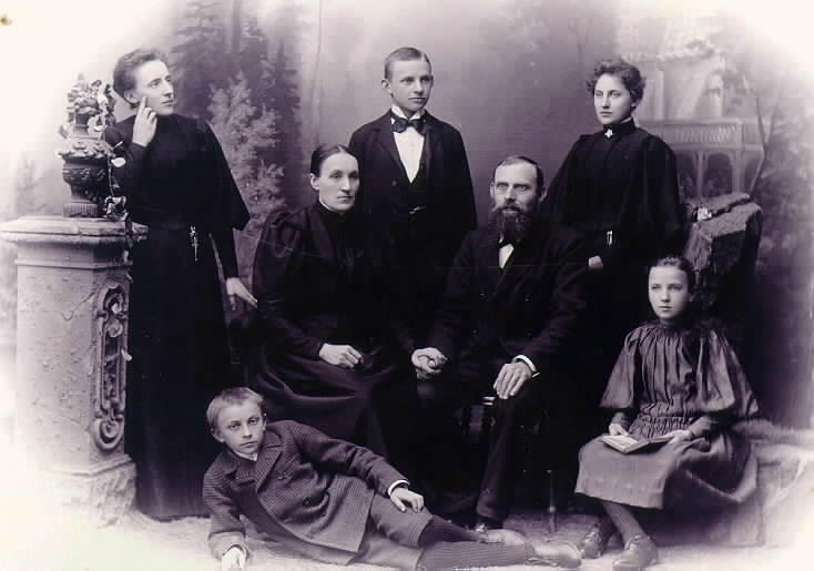 A.J. Lindgren och fru Gustava Lindgren sittande. Anna, Magnus, & Maria stående. Alse sittande. Mårten liggande.