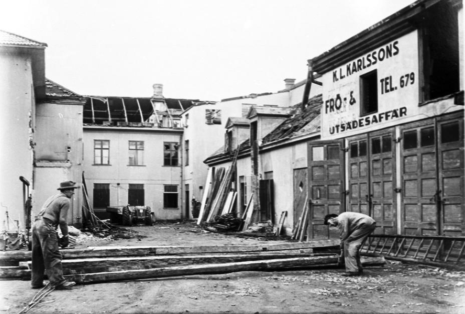 Inne på gården Dotorpsgatan/Trädgårdesgatn, innan Centrumhuset byggdes.