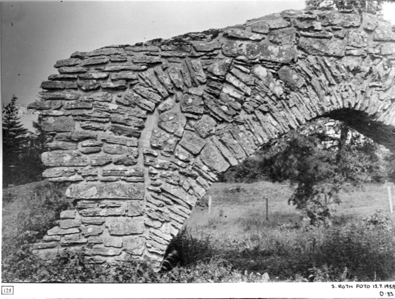 Västligaste delen av mittskeppets nordmur från söder före utgrävningen.