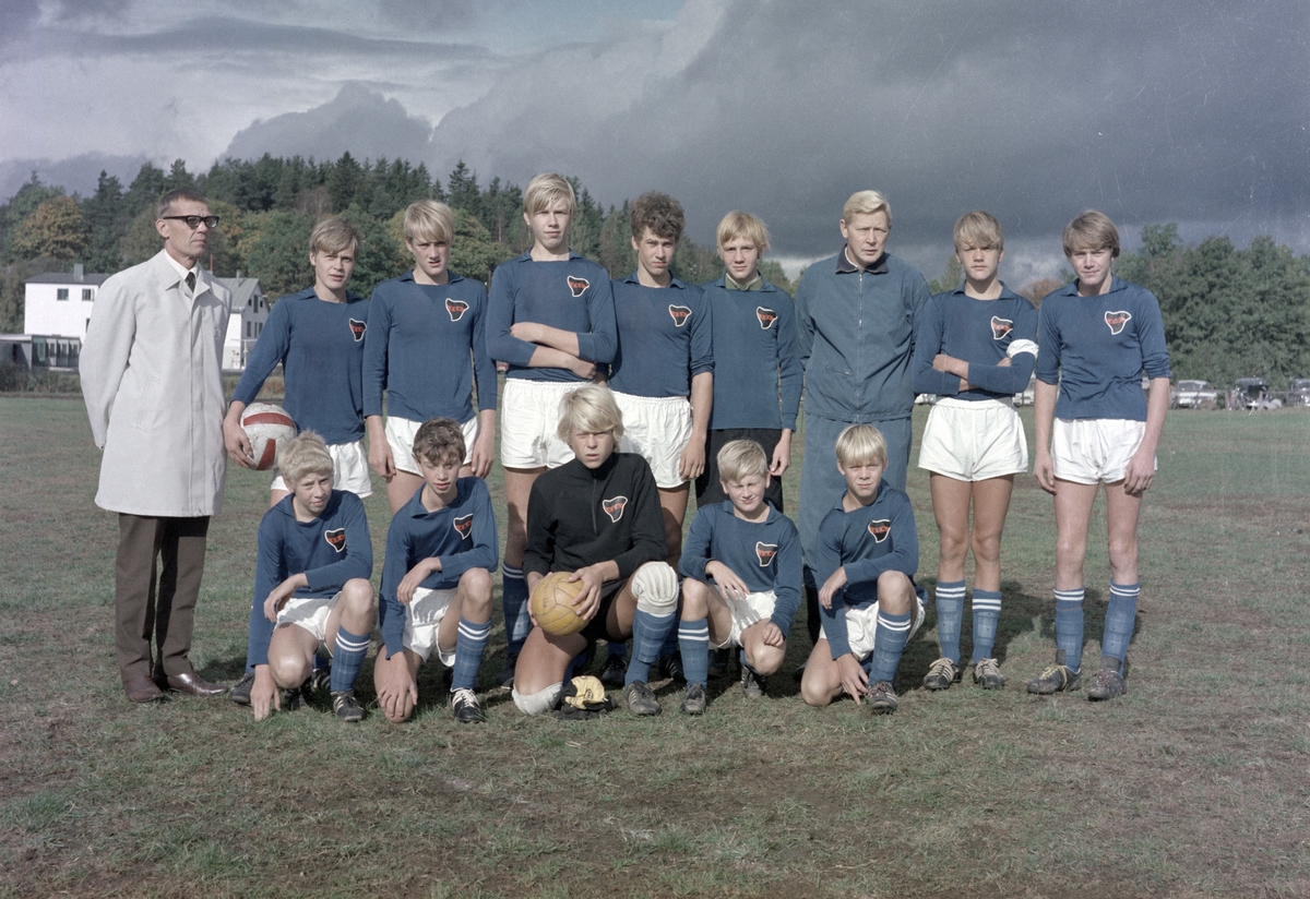 Medlemmar i Egnahems bollklubb, ofta förkortat EBK, en fotbollsklubb i Huskvarna. Den 7 januari 1963 bildades föreningen under ett möte i Egnahemsskolan. Fotbollssektionens färger är orange och svart. Dess märke är inspirerat av en pepparkaksform.