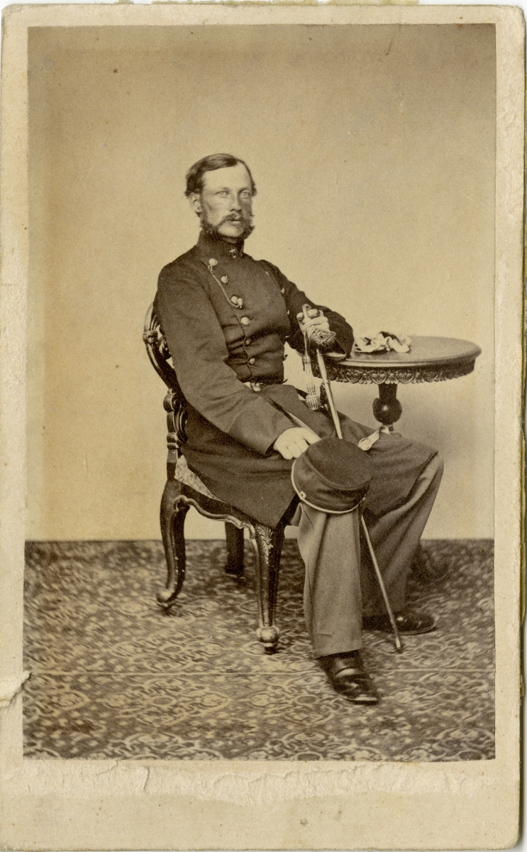 Porträtt av Johan Gustaf Wilhlm Engelke, löjtnant vid Hälsinge regemente I 14.
Se även bild AMA.0009569.