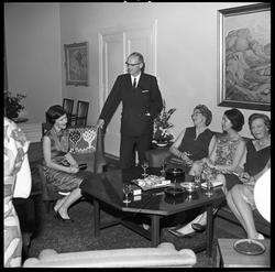 Statsminister Per Borten besøker Eidanger Salpeterfabriker.