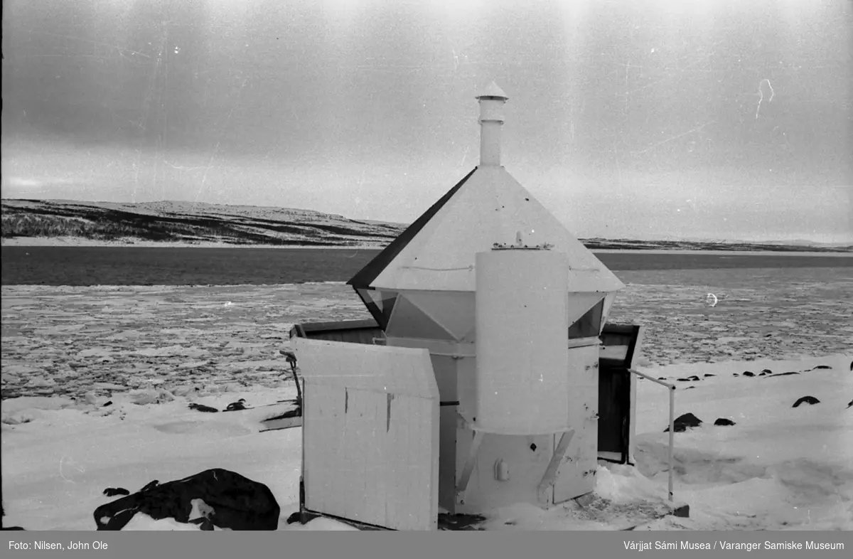 Fyrlykta i Marmenes/Bunes med en del is som har løsnet lenger inn i fjorden. 1967.