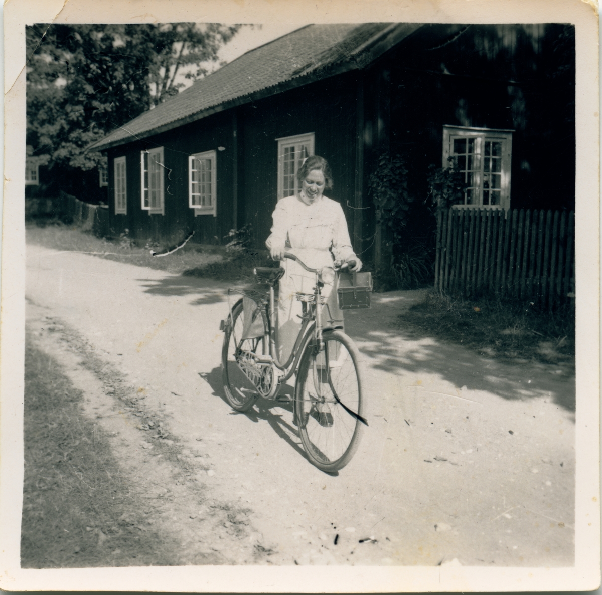 Agnes Kling med cykel, Forsmark, Uppland