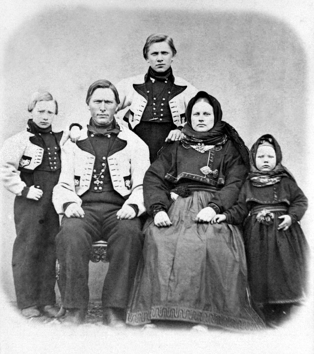 Familiegruppe med ektepar og tre barn i atelier.  Halvor H. Uvdal m. fam.
F. v: Gunnulv (Staurheim), far Halvor, Halvor (Borgen), mor Aslaug og Aslaug (gift Kleppen i Sauland).  Yngstemann Klas var ikkje fødd enno då bildet vart tatt.  Biletet er sannsynlegvis tatt i 1869 eller tidleg i 1870.   