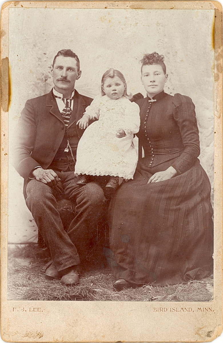 Tre ulike foto av familien Raudmyr, Amerika.  Familiebilde; mor og far med to mindre barn