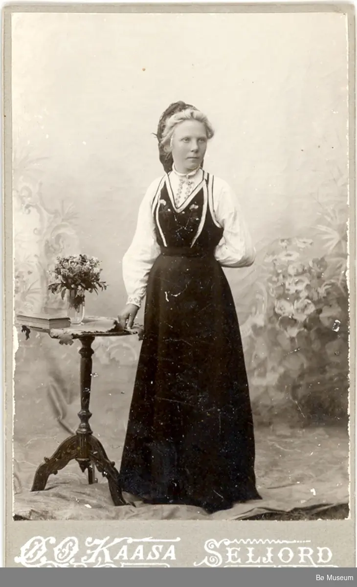 Kvinne i seljorddrakt i atelier; Ragna K. Innleggen.