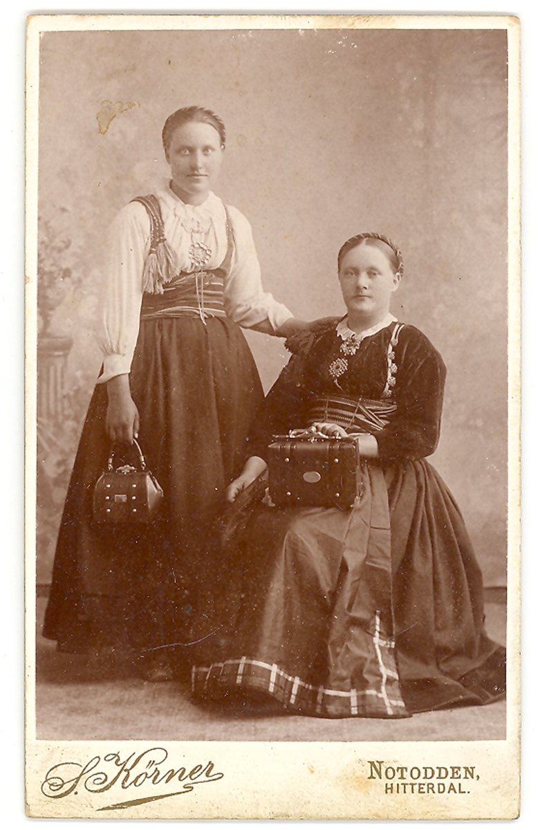 Atelierfoto av to kvinner i beltestakk: fra v. Gjertine P. Hegna og Mari O. Lona
