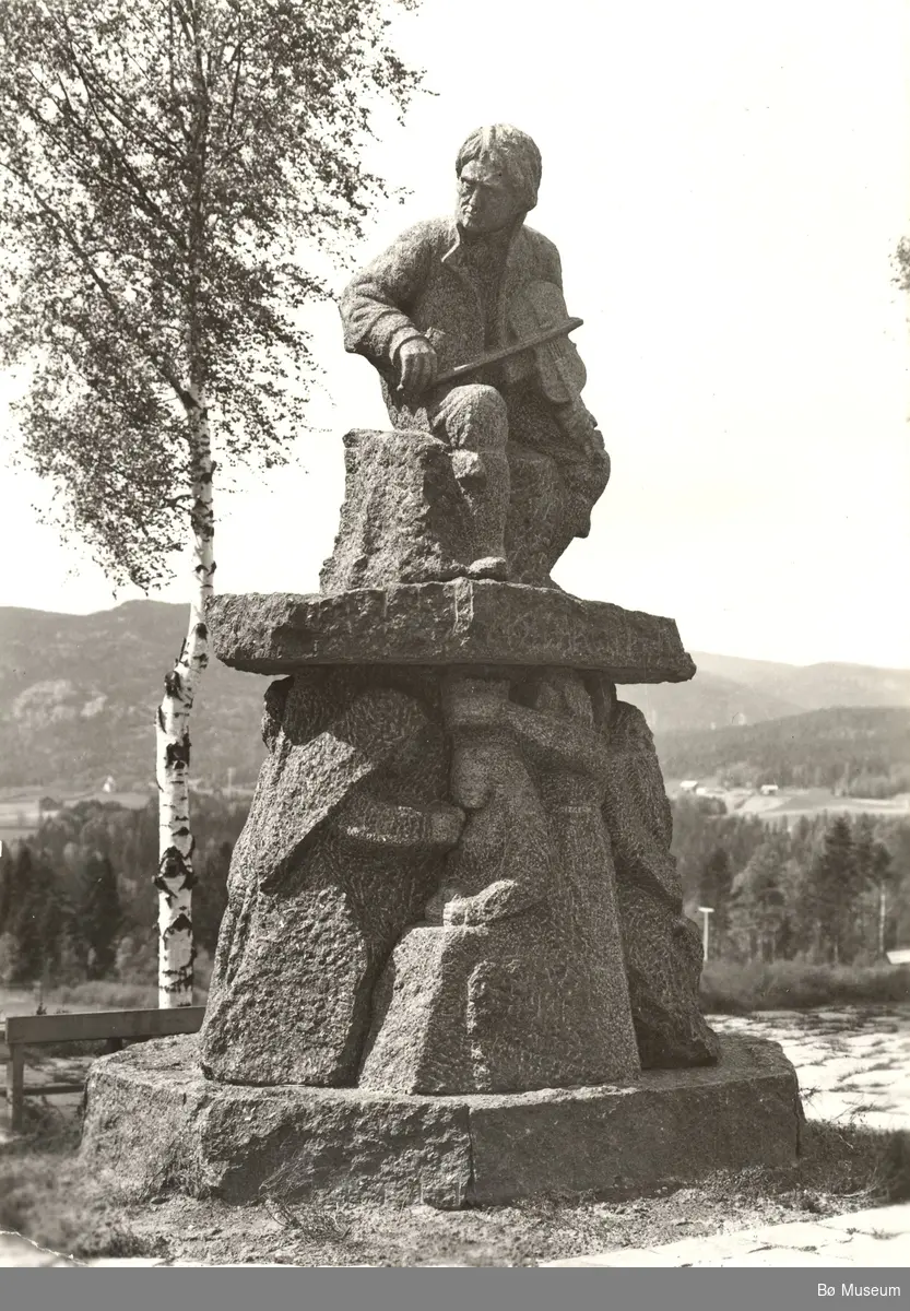 Myllarguten, Torgeir Augundsson, statue på Nordagutu jernbanestasjon i Sauherad