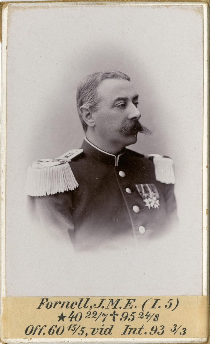 Porträtt av Johan Magnus Eduard, officer vid Andra livgrenadjärregementet I 5 och Intendenturkåren.

Se även bild AMA.0001938, AMA.0001978 och AMA.0009366.