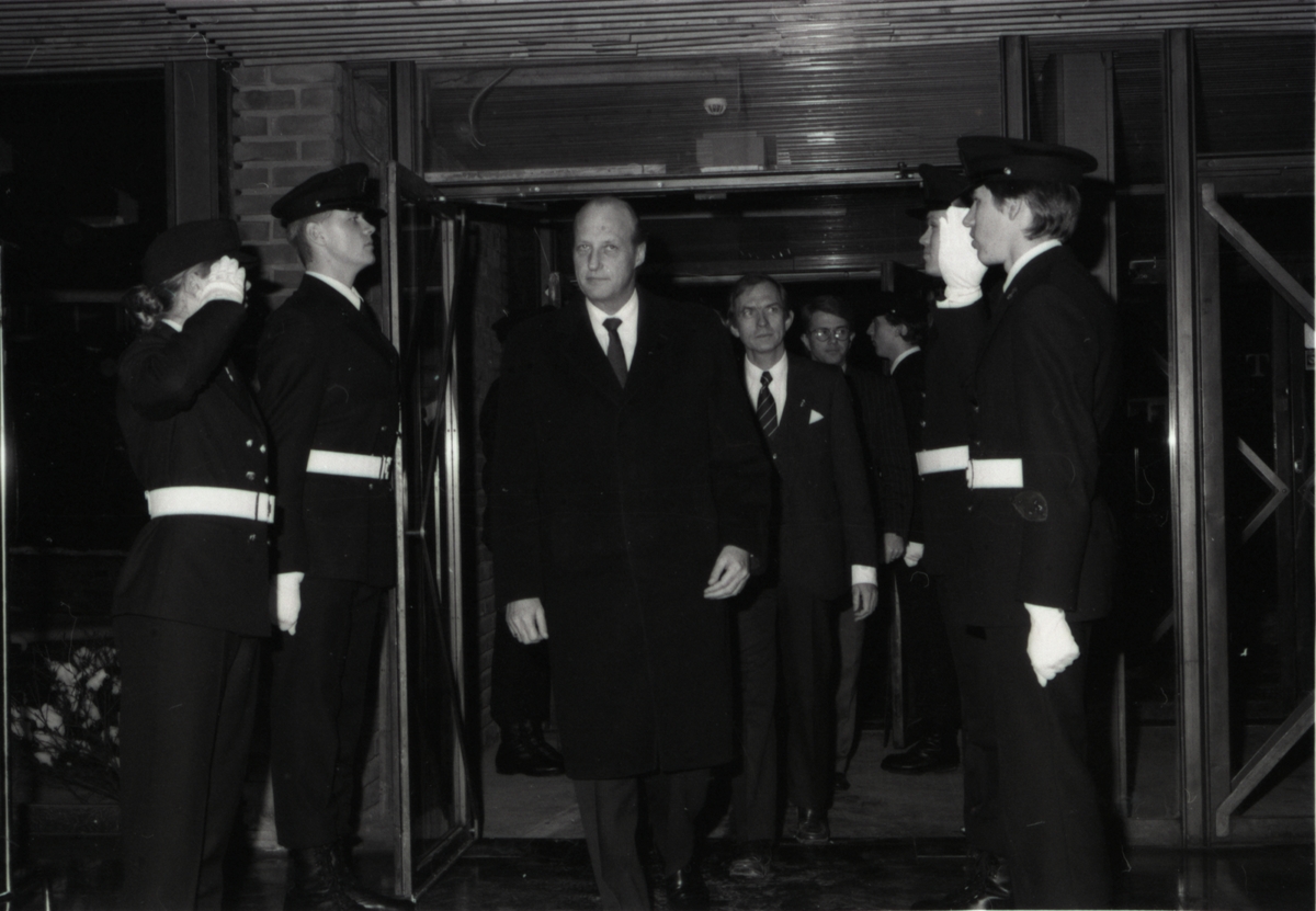Kronprins Harald forlater museet under åpning av utstillingen - Handelsflåten i krig 1939-1945.