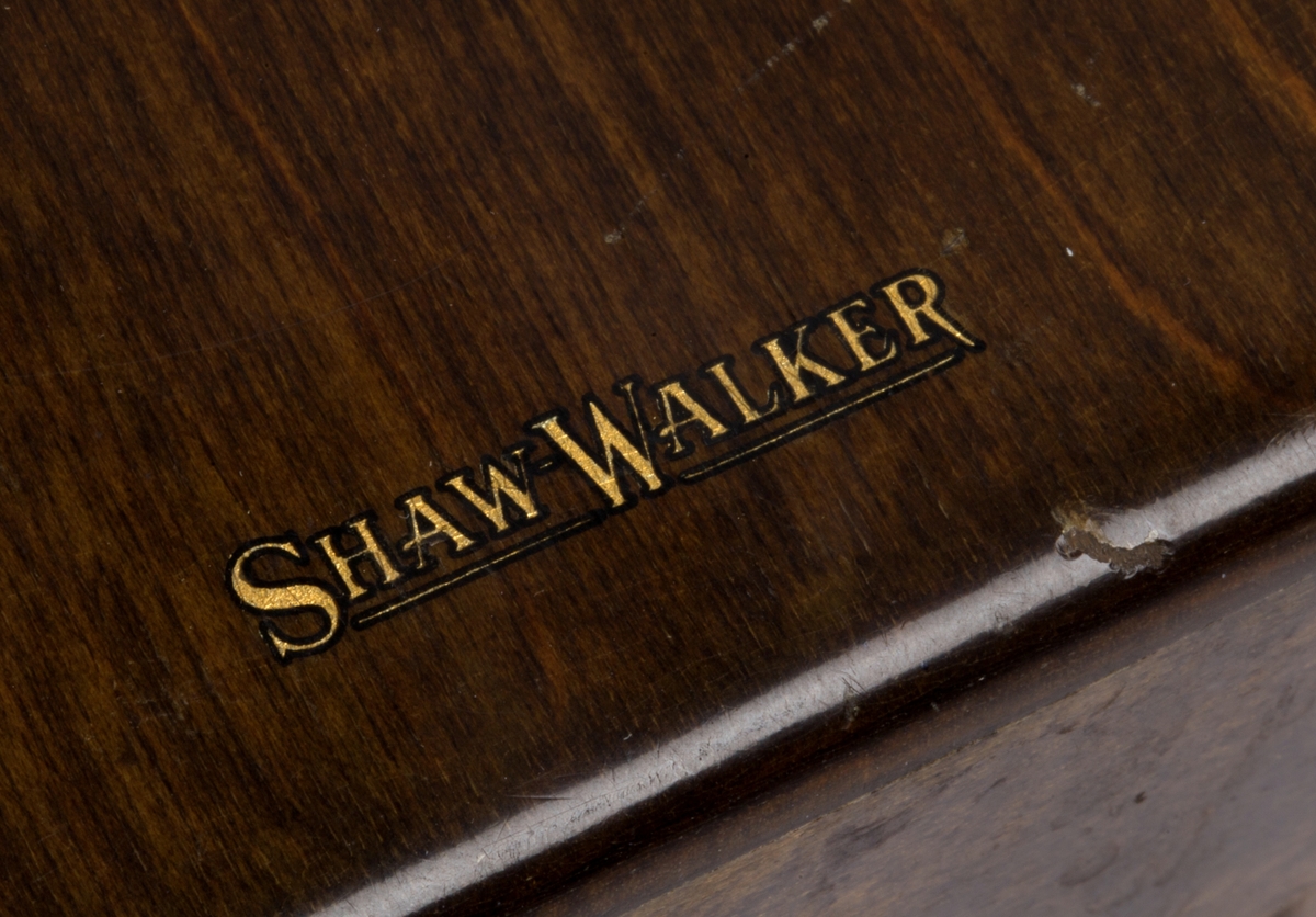 Laboratoriejournal i kasett. Kasett i løvtre, brunbeiset og polert, rektangulært eskeformat. Lokk hengslet i bakre kortside, forskyvbar støtte for kartotetkort.
Innhold: Kartotekkort med oppskrift for tilvirkning av ulike legemidler.