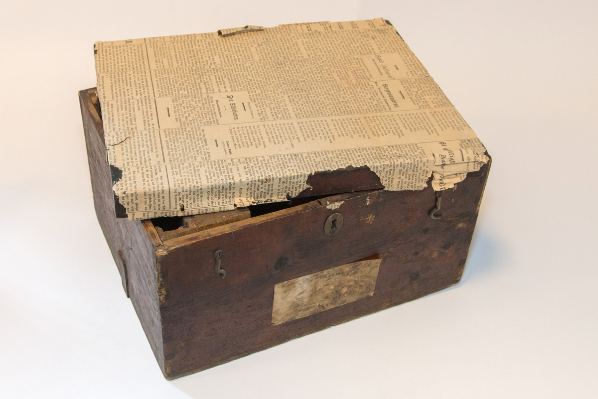 Gruppering med fotokamera i oppbevaringskasse, separat metall-lokk, stereolinse, lause delar som negativplate, mattskive, blendarsett og diverse smådelar.