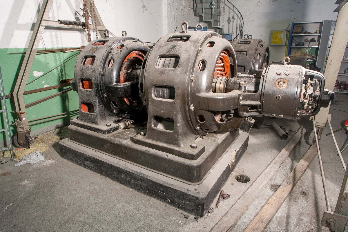 Omformaren har støypejarndeksel med innmat, opprinneleg montert på støypt sokkel og metallsokkel. 3 hoveddeler forbundne med senteraksling: trefasemotor, trefasegenerator og likestrømsgenerator. Støypt sokkel / betongfundament hadde mål: br 150 cm, lengde 205 cm, høgde 27,5 cm (25 cm opp til knekk, 45 gr bryting mot topp). 
Omformaren er demontert og flytta i mars 2017. Motoren veg 2000 kg, generatoren 2200 kg og metallfundamentet 800 kg. 
For kvar av dei tre delene, sjå registrering som delnummer, del -1, -2 og -3.