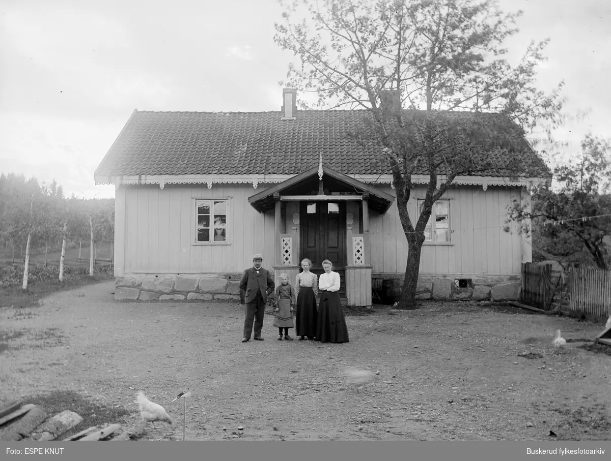 Gruppe foran et hus