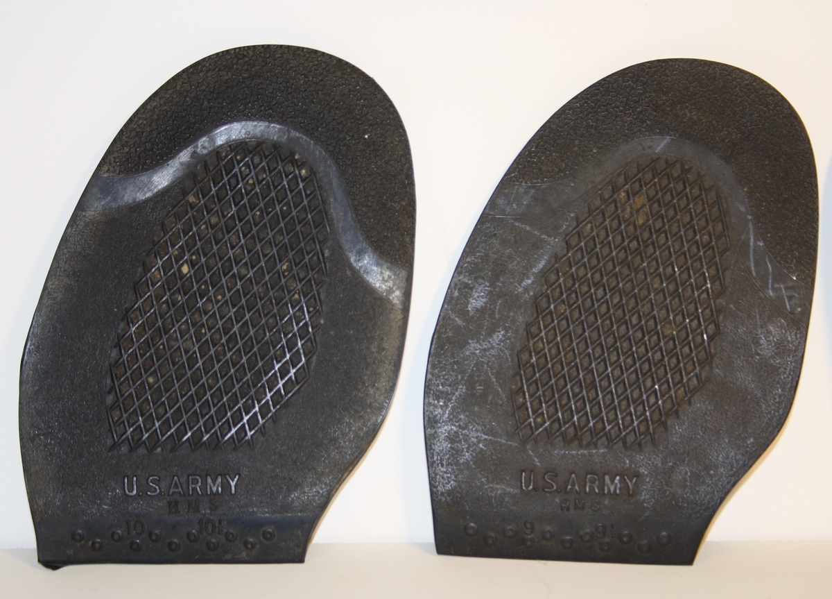 Form: flate skosålar med rutemønster.