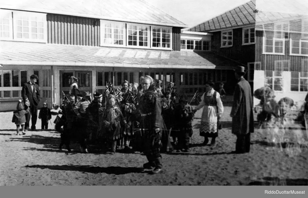 Skuvlamánát ávvudeamen miessemánu 17. beaivi 1961.
Barneskolens elever feirer 17. mai i 1961.