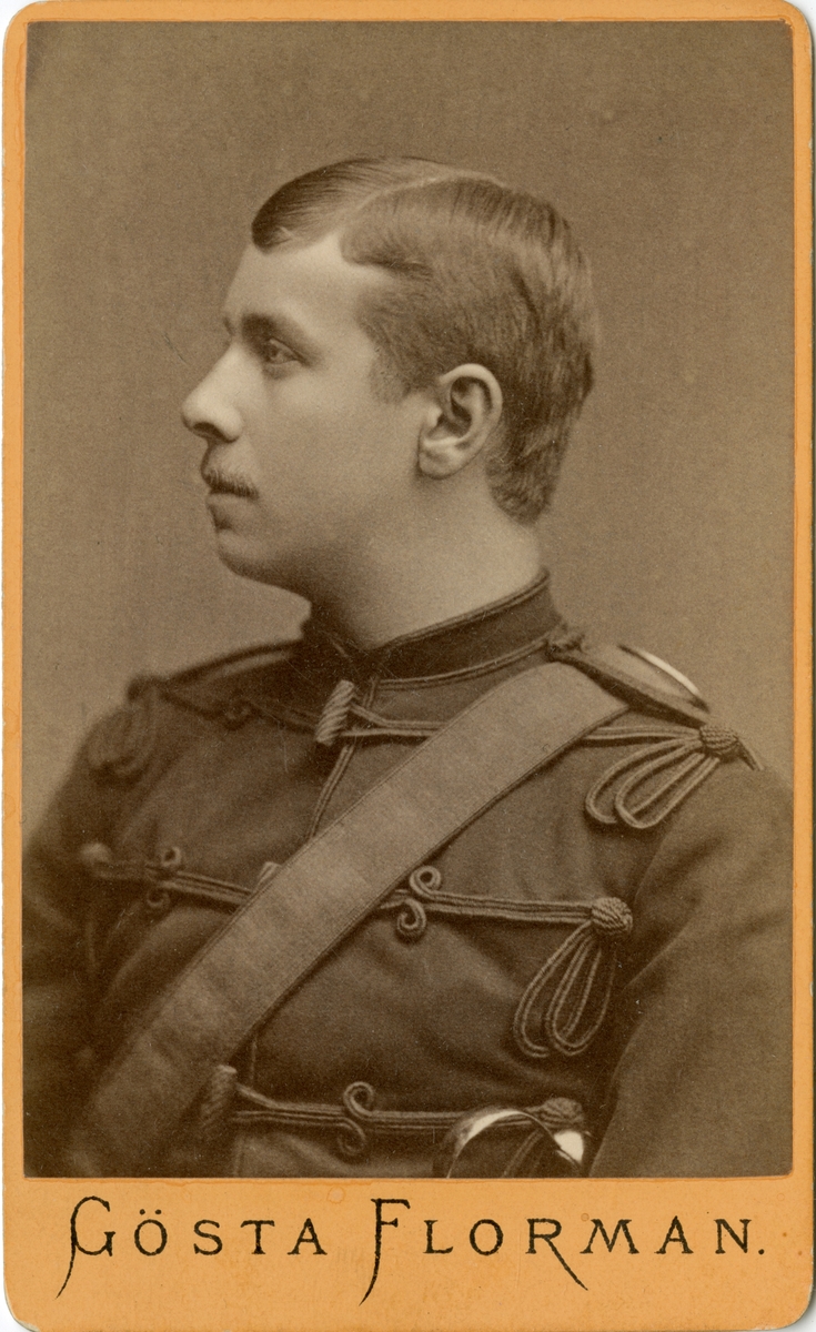 Porträtt av Göran Gyllenstierna, underlöjtnant vid Skånska dragonregementet K 6.

Se även bild AMA.0000818.