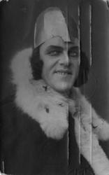 Fotosamling etter Hans Tveito. "Portrett av skuespiller Eina