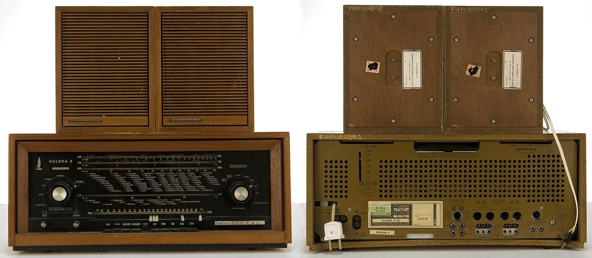 Radioapparat med to eksterne høyttalere. Rektangulært teak-finert kabinett, sort glassfront.