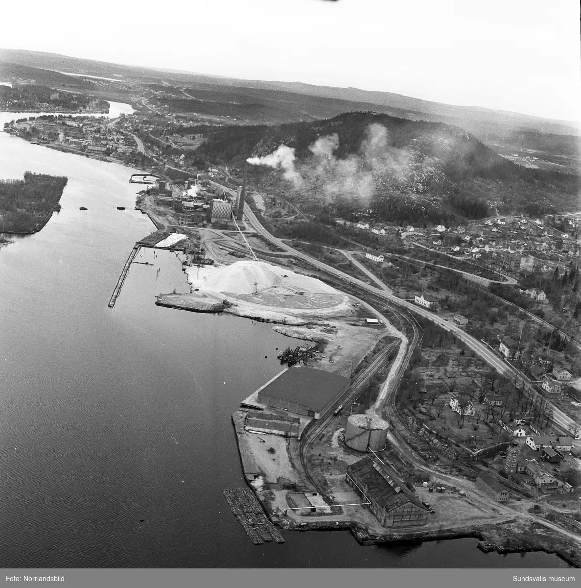 Flygfoton över Svartviks sulfitfabrik och omgivande bebyggelse.