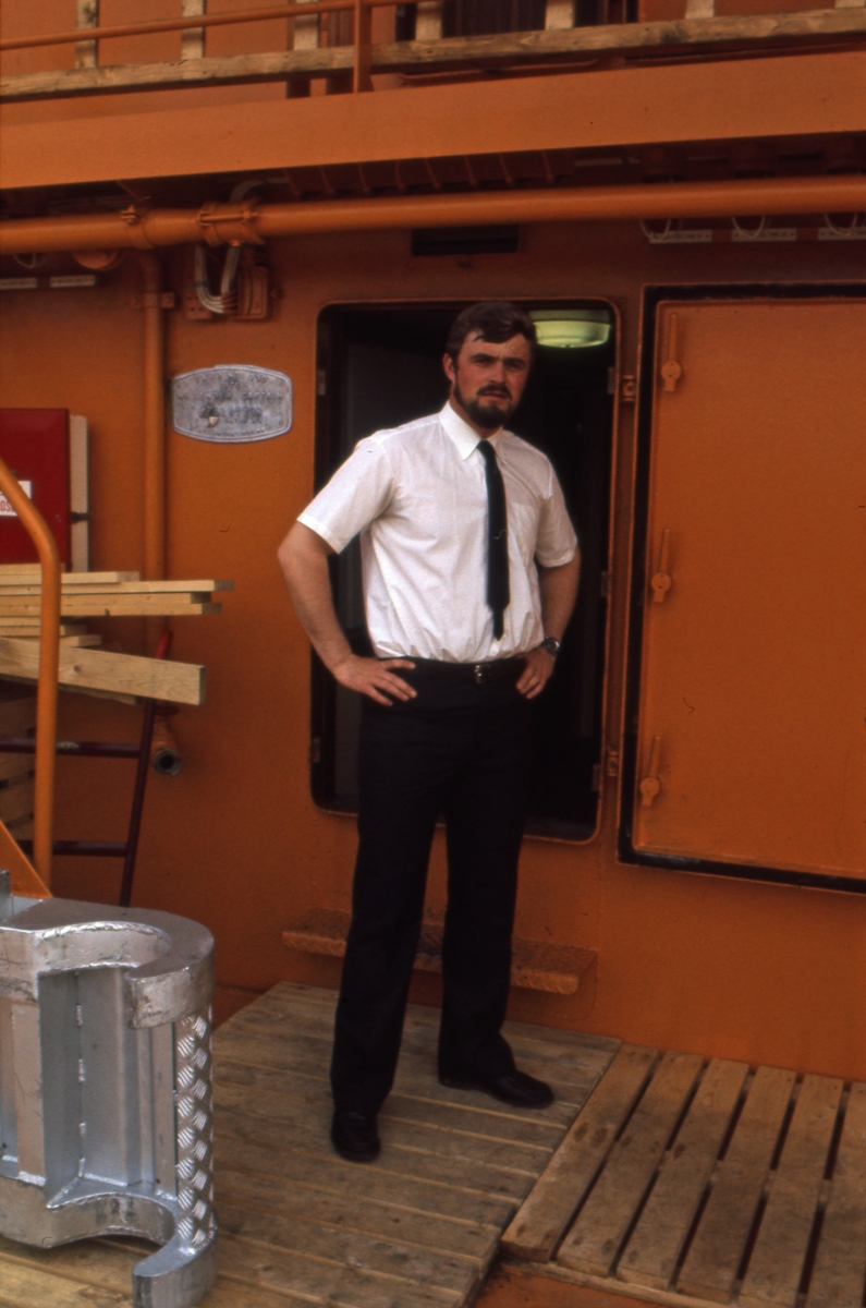Fotografen poserer på dekk ombord i M/S ‘Tender Captain’ (b. 1976, Ulstein Hatlo A/S, Ulsteinvik).