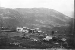 Golreppen. Gardstun (fleire), steingard, stakettgjerde.
Fre