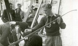 Birger Ruud og Henry Ødegård preparerer ski i Planica