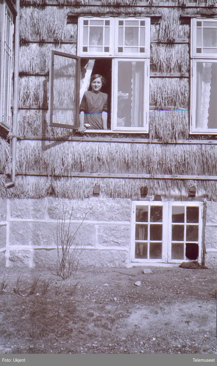Amerikatelegrafen, bygninger, person i vindu, Nærland  