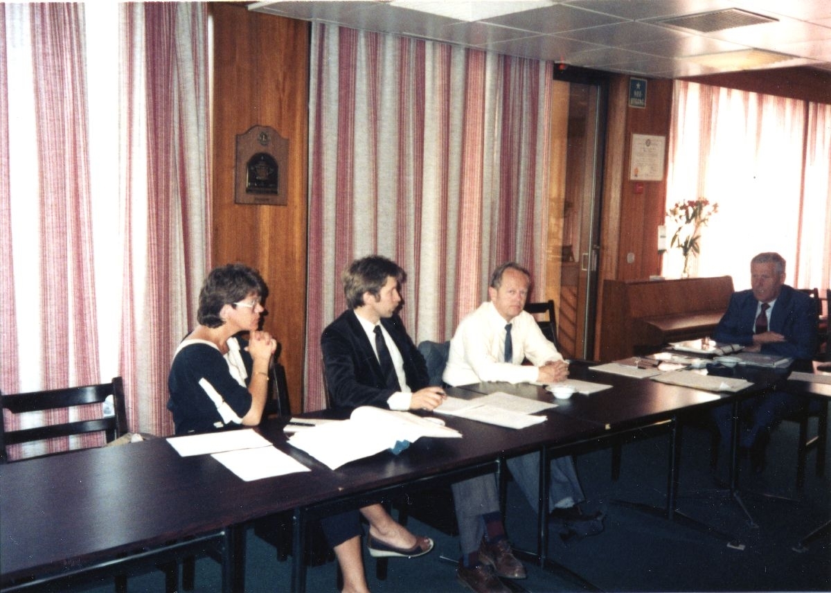 Landskap. Florø. En gruppe personer fra Widerøe, ledelse og ansatte, samlet rundt et bord under et møte.
