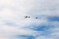 Fire fly i formasjon under et flystevne, T-6 Harvard og Yak-