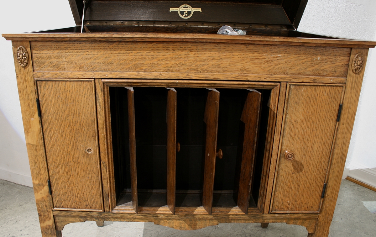 Grammofonkabinett med sveiv og høytaler med keramiske plater.