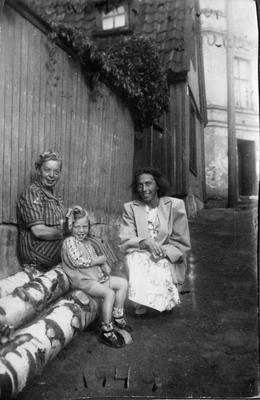 Tre generasjoner kvinner på Enerhaugen. Foto/Photo
