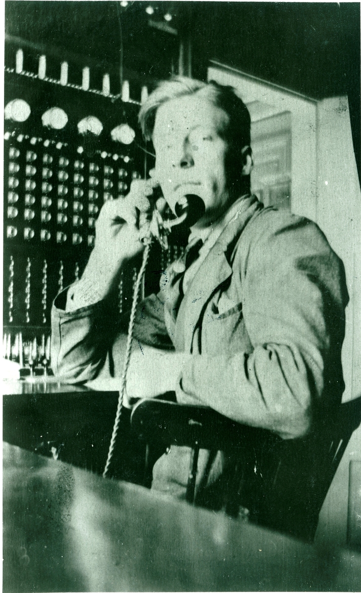 Telegraffullmektig Karsten Martinius Hovde ved sentralbordet til Gol telefonsentral på Rolfshus (Rolfstad)